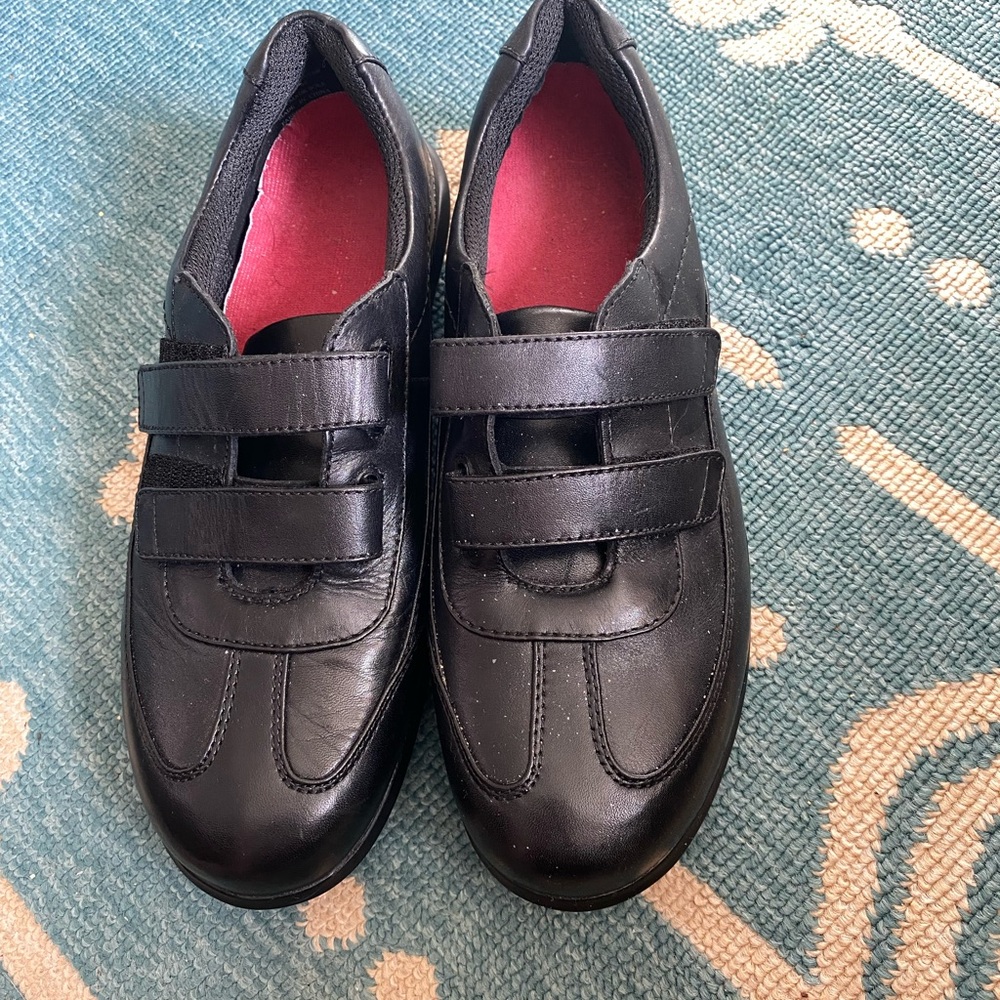 Aravon Black Leather Loafers